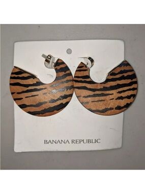 Banana Republic Natural
Striped Bamboo Style Earrings.